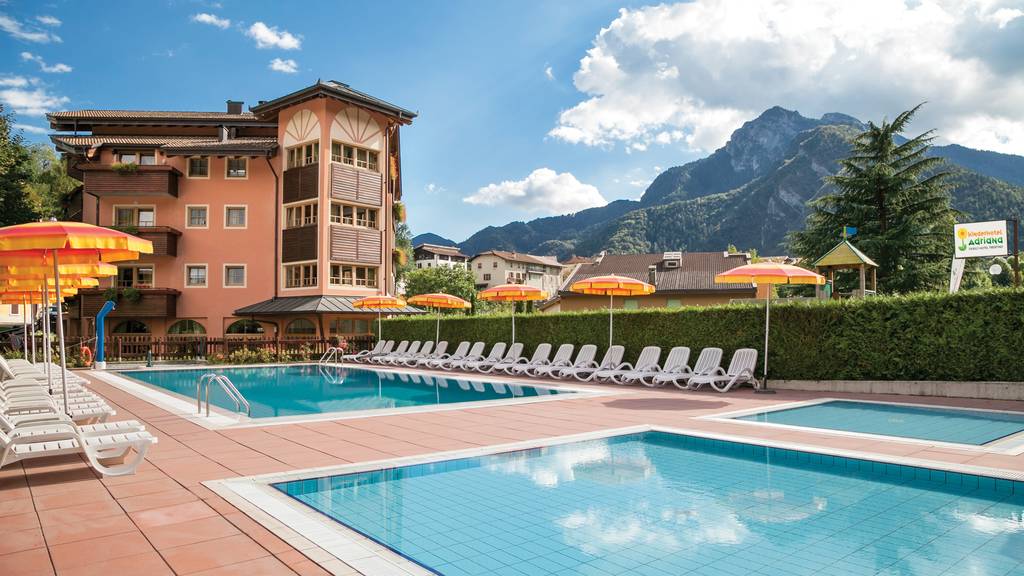 hotel-con-miniclub-trentino-adriana-family-piscine-slider-3